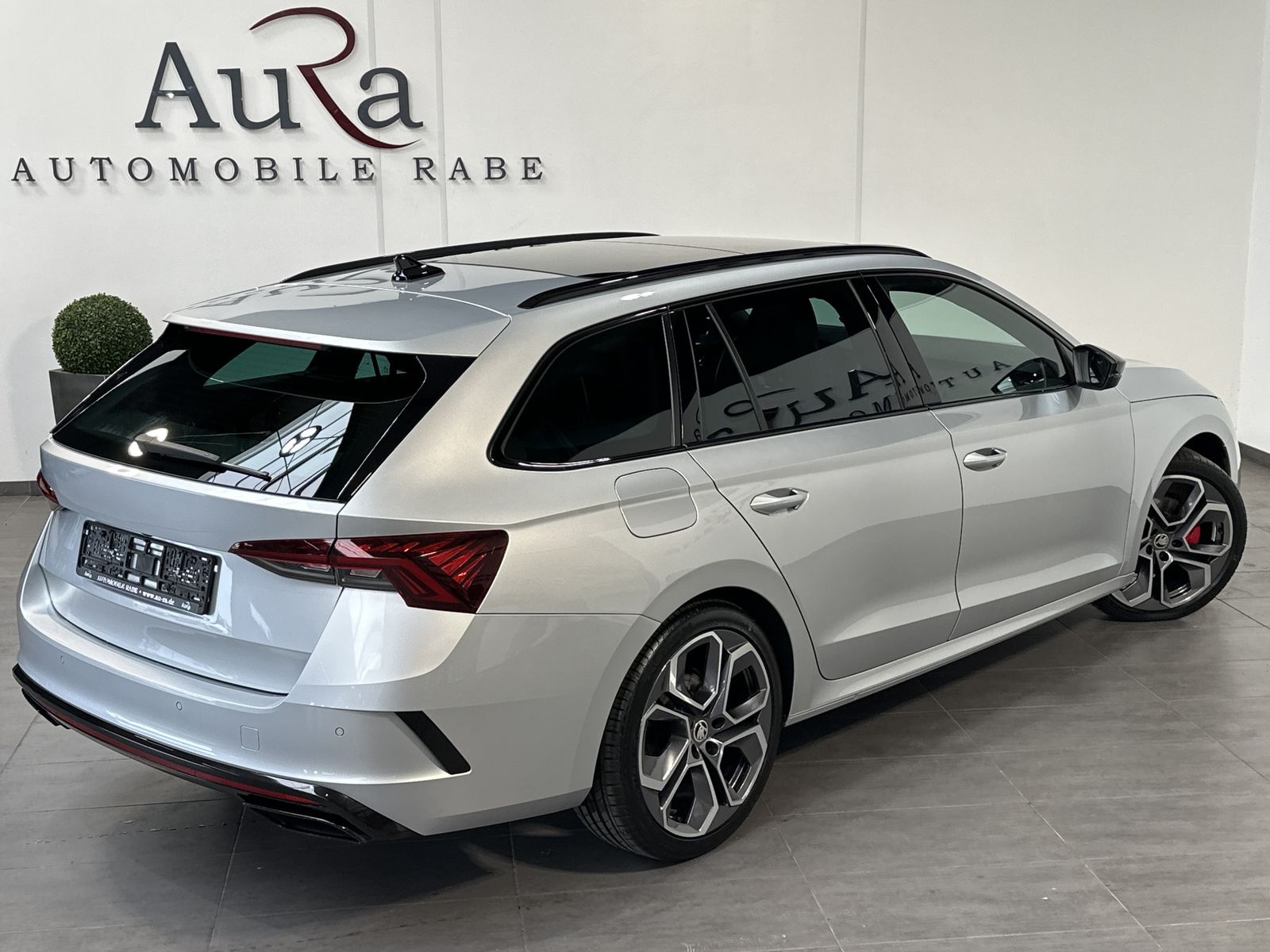 Fahrzeugabbildung SKODA Octavia Combi 4x4 RS NAV+LED+PANO+ACC+AHK+19ZOLL