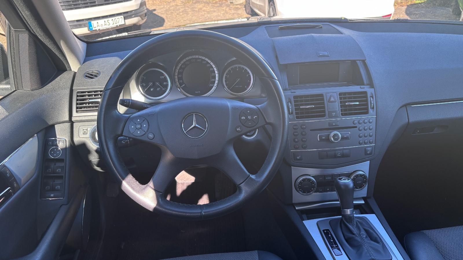 Mercedes-Benz C200 2009 — photo 13
