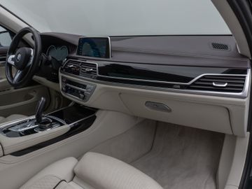 Fahrzeugabbildung BMW 750i xD M Sport 360°Laser Glasdach HUD DAB H/K