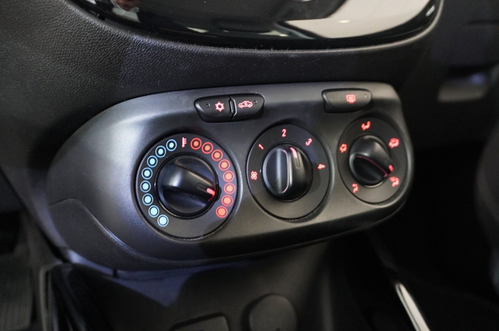 Fahrzeugabbildung Opel Adam 1.4 JAM NAVI/SHZ/PDC/KLIMA/LHZ/TEMP.