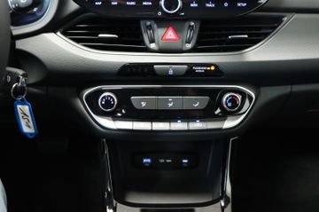 Hyundai i30 cw Comfort AT LED Navi SH Alufelgen Kamera