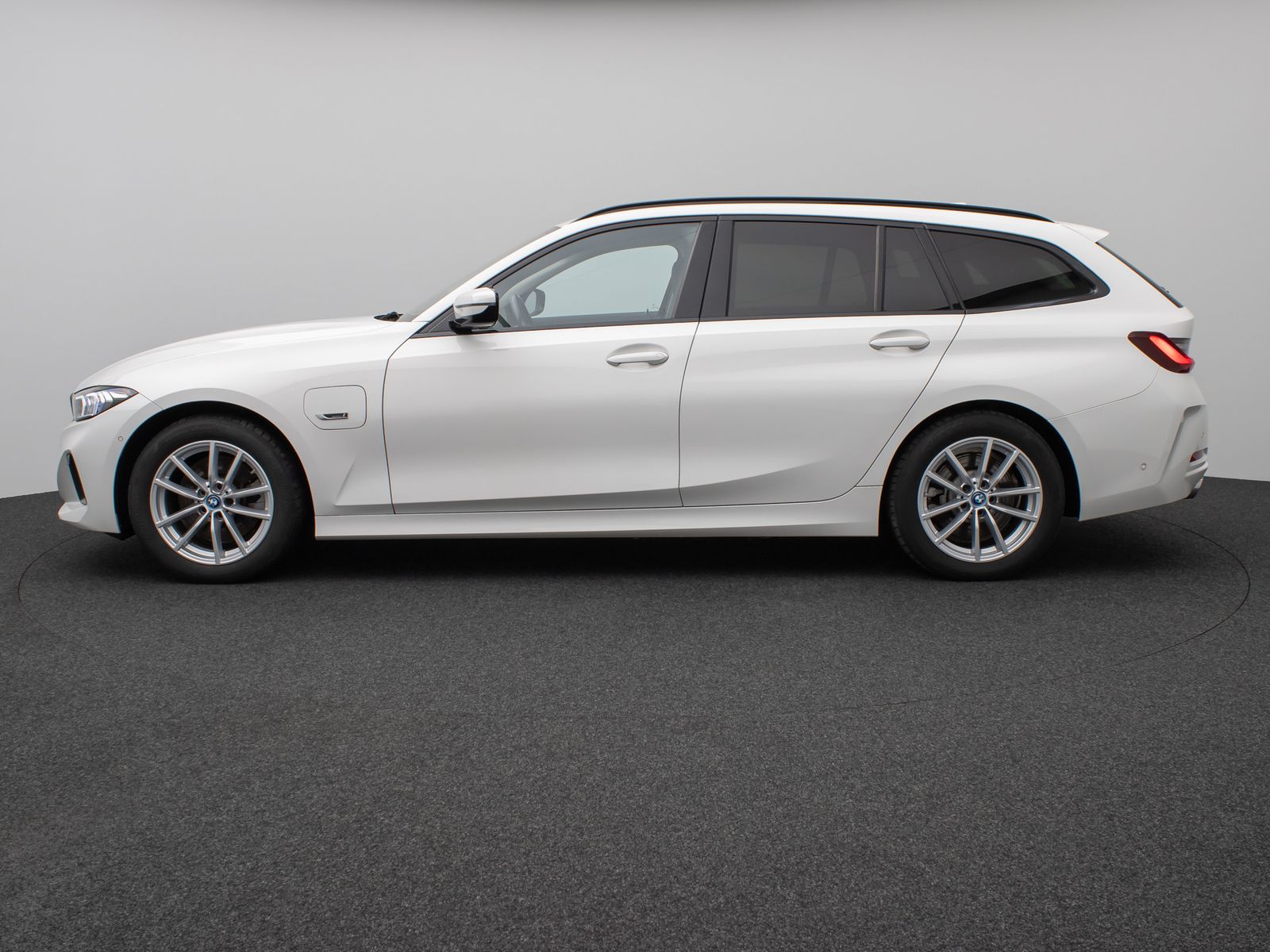 Fahrzeugabbildung BMW 330e Kamera HUD DAB Stop&Go Komfort Fernlichtass