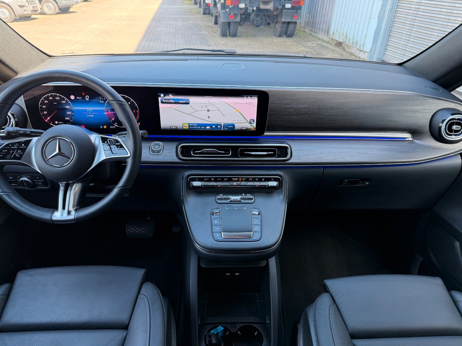 Fahrzeugabbildung Mercedes-Benz V 300 d 4MATIC AVA Extral AHK DISTRONIC Standh