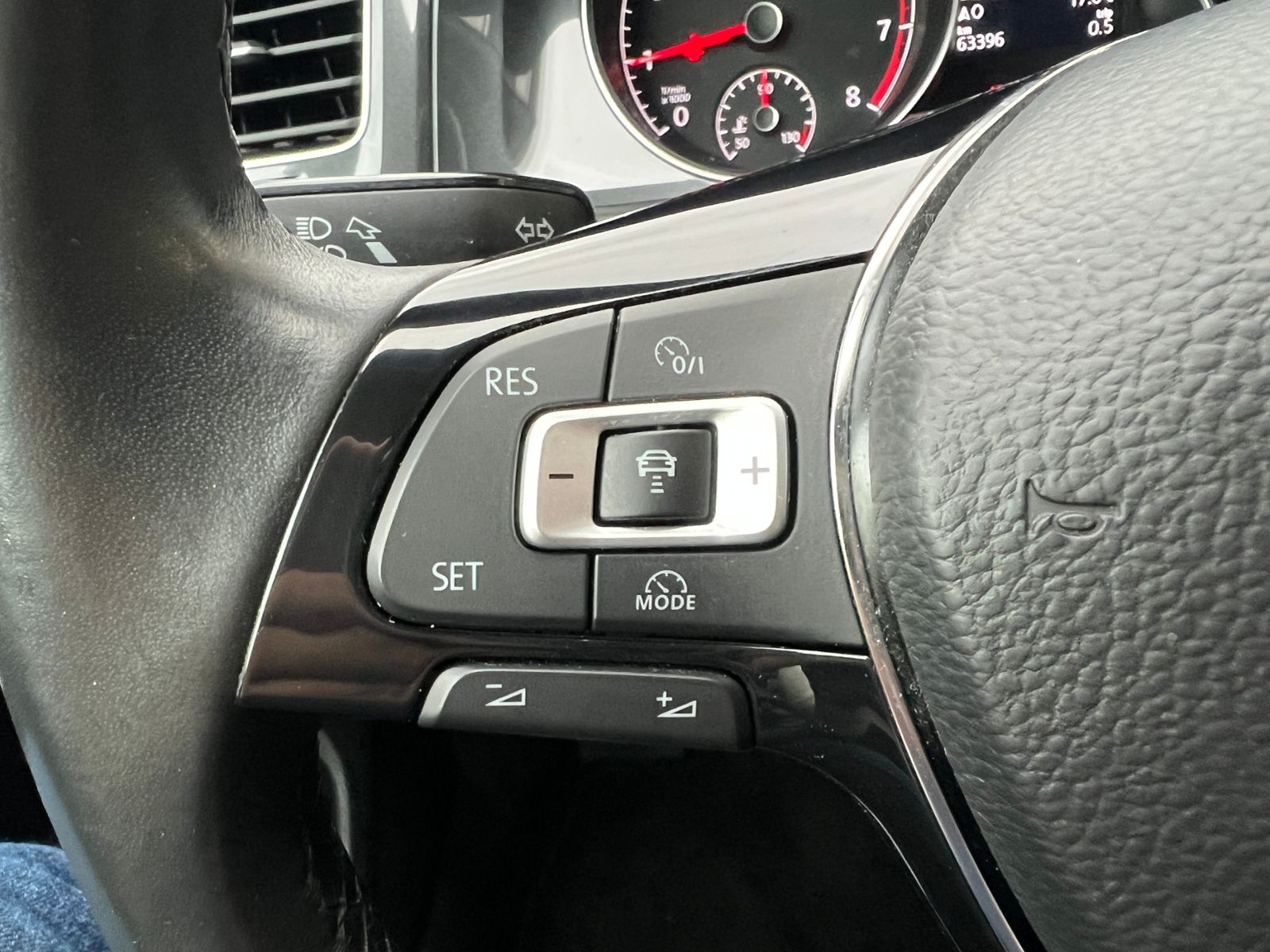 Fahrzeugabbildung Volkswagen Golf VII Comfortline 1.5 TSI ACT *Standhzg.,LED,