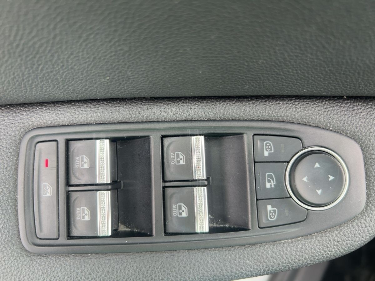 Fahrzeugabbildung Renault Clio TCe 140 Intens Navi Kamera SHZ - mit KI generiert/bearbeitet