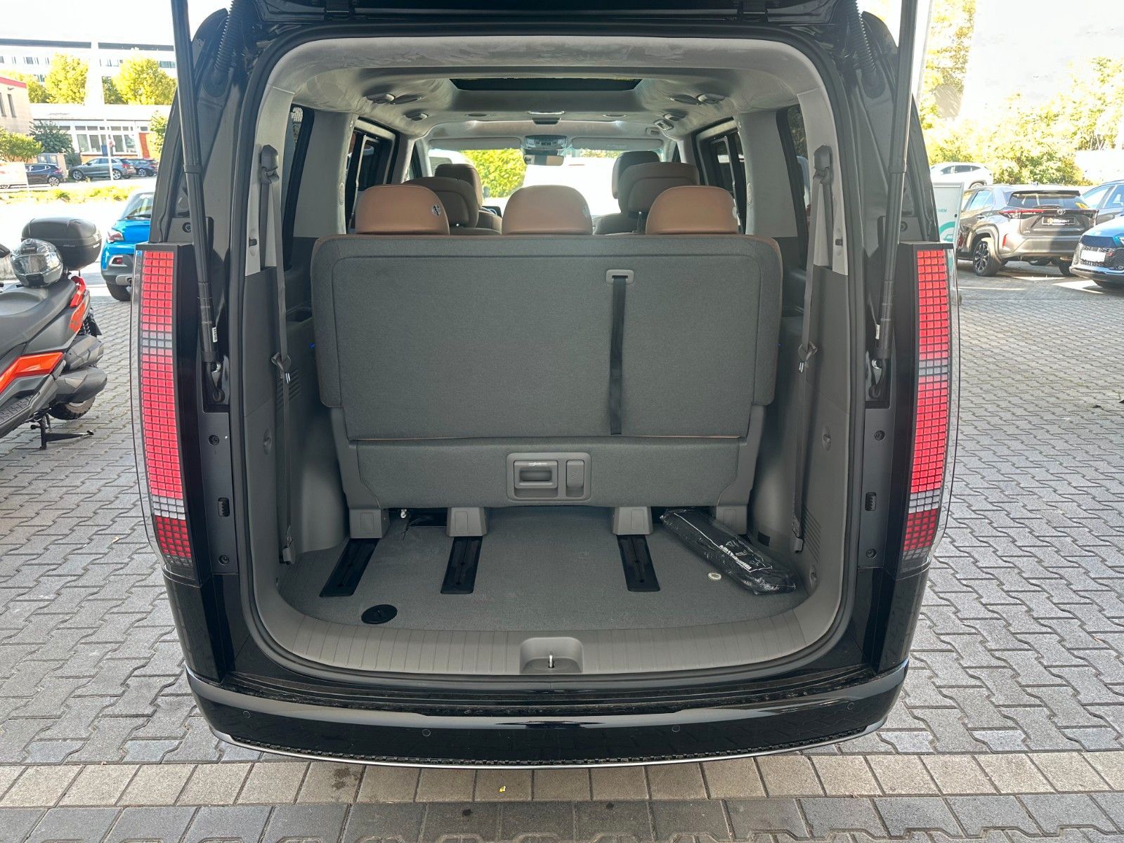 Fahrzeugabbildung Hyundai Staria 1.6 T-GDI 2WD Signature 360,LED,Leder,SHZ