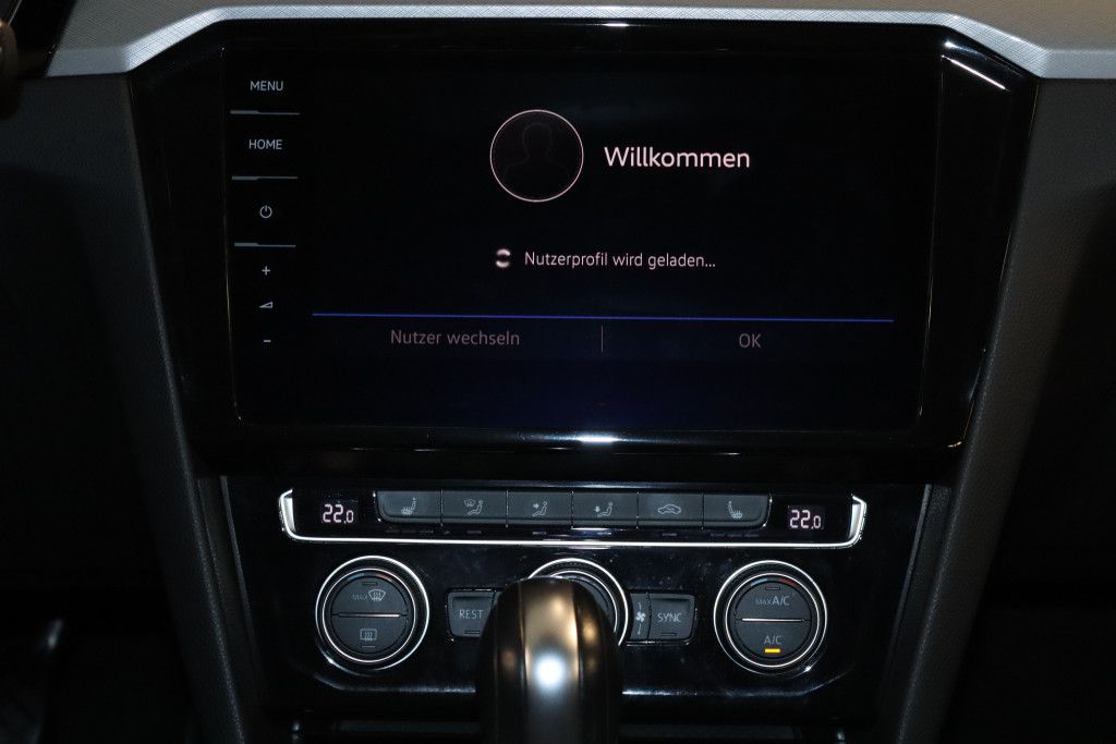 Fahrzeugabbildung Volkswagen Passat 2.0 TDI R-Line-Virtual-Kamera-NAV-ACC-LED