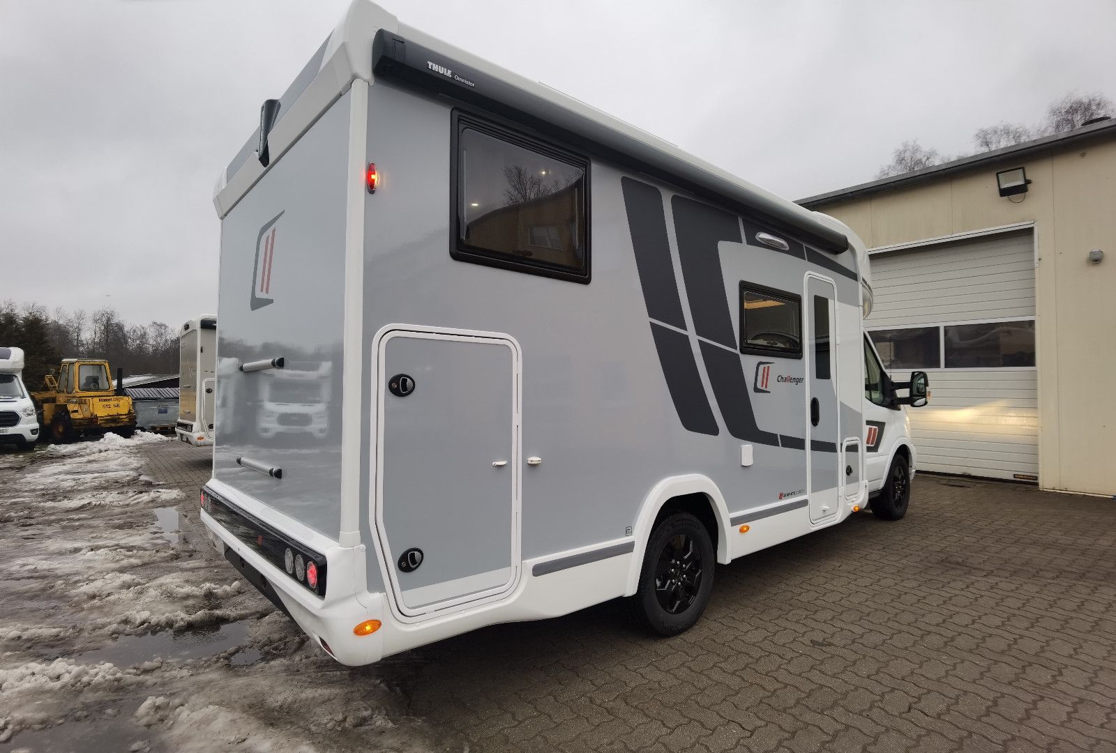 Fahrzeugabbildung Challenger 287 Graphite Edition m. Hubbett