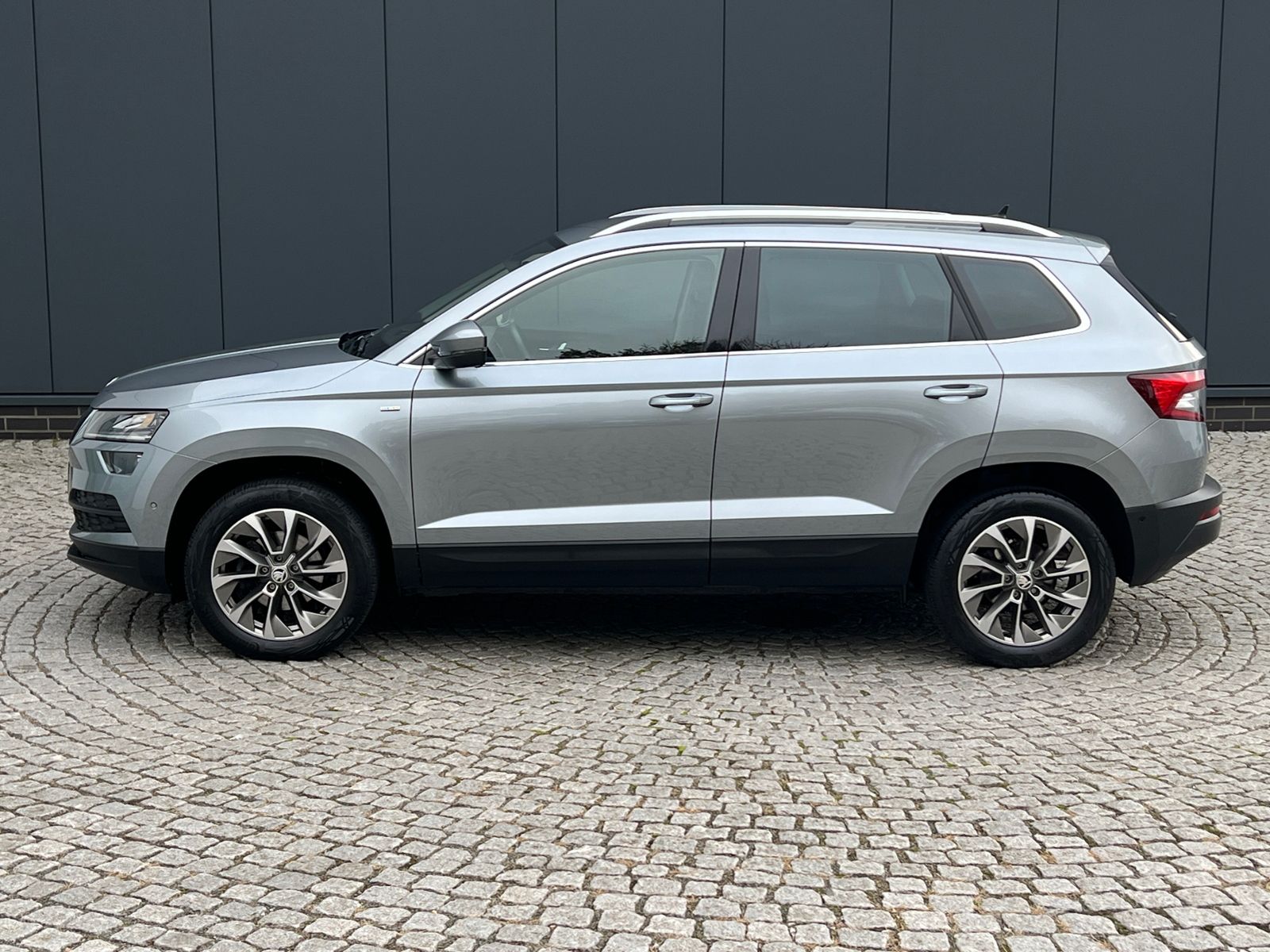 Fahrzeugabbildung SKODA Karoq Clever 2.0 TDI *TravelAssist, Navi, KESSY*