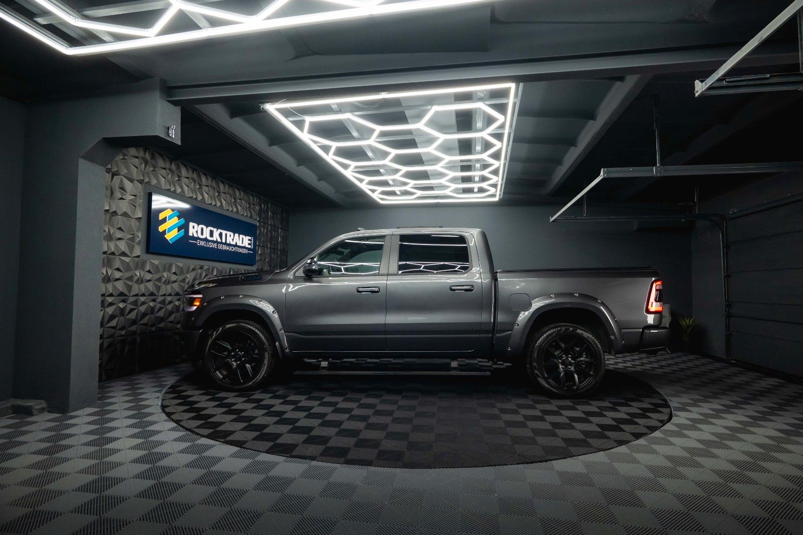 Fahrzeugabbildung Dodge RAM 5.7 V8 HEMI 4x4 Sport Night *Pano*22 Zoll*