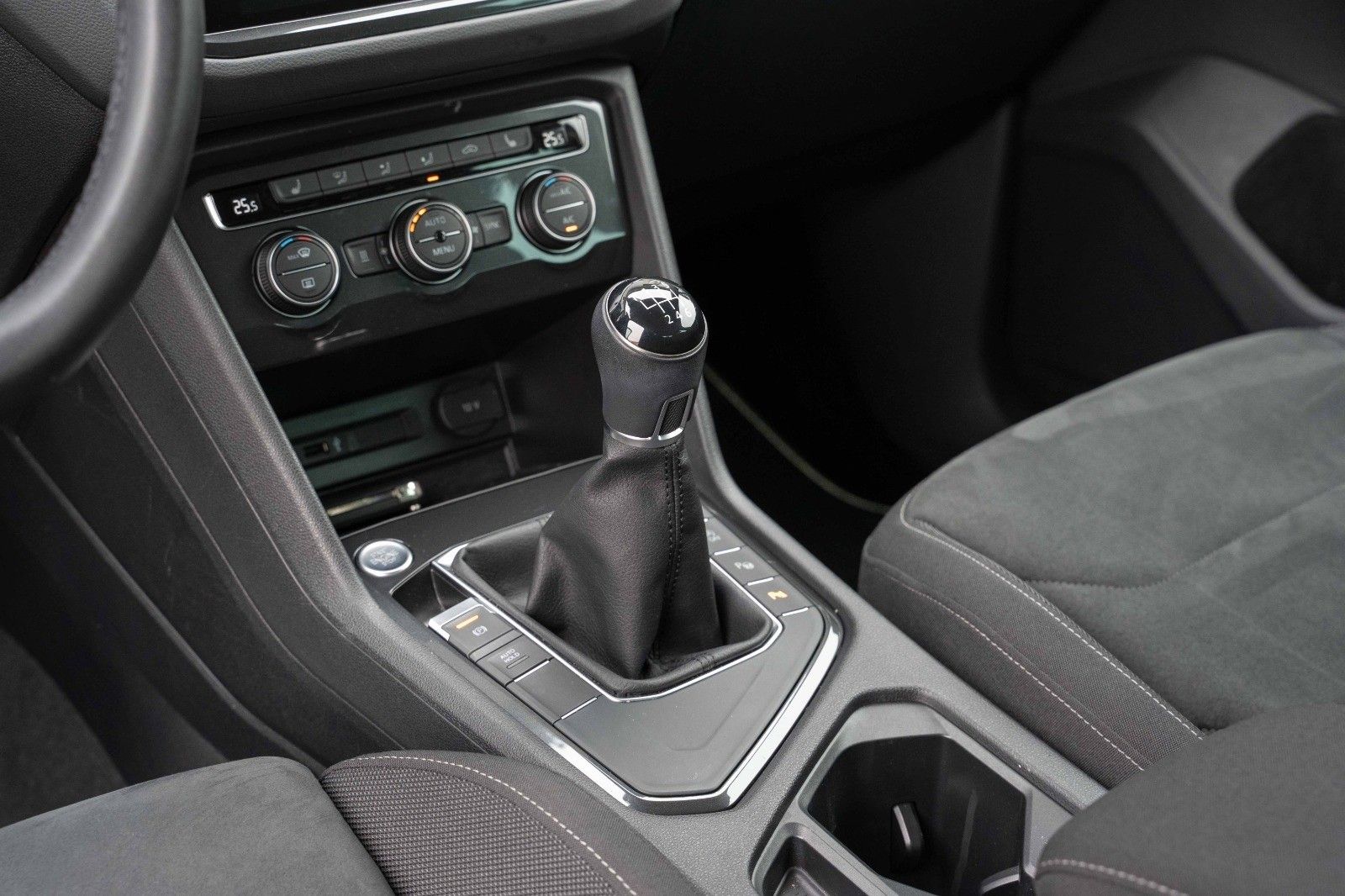 Fahrzeugabbildung Volkswagen TIGUAN 1.5 COMF KAM STHZ ERGO NAVI ACC KEYLESS