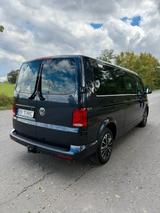Volkswagen T6 Caravelle - blaue Volkswagen T6 Caravelle