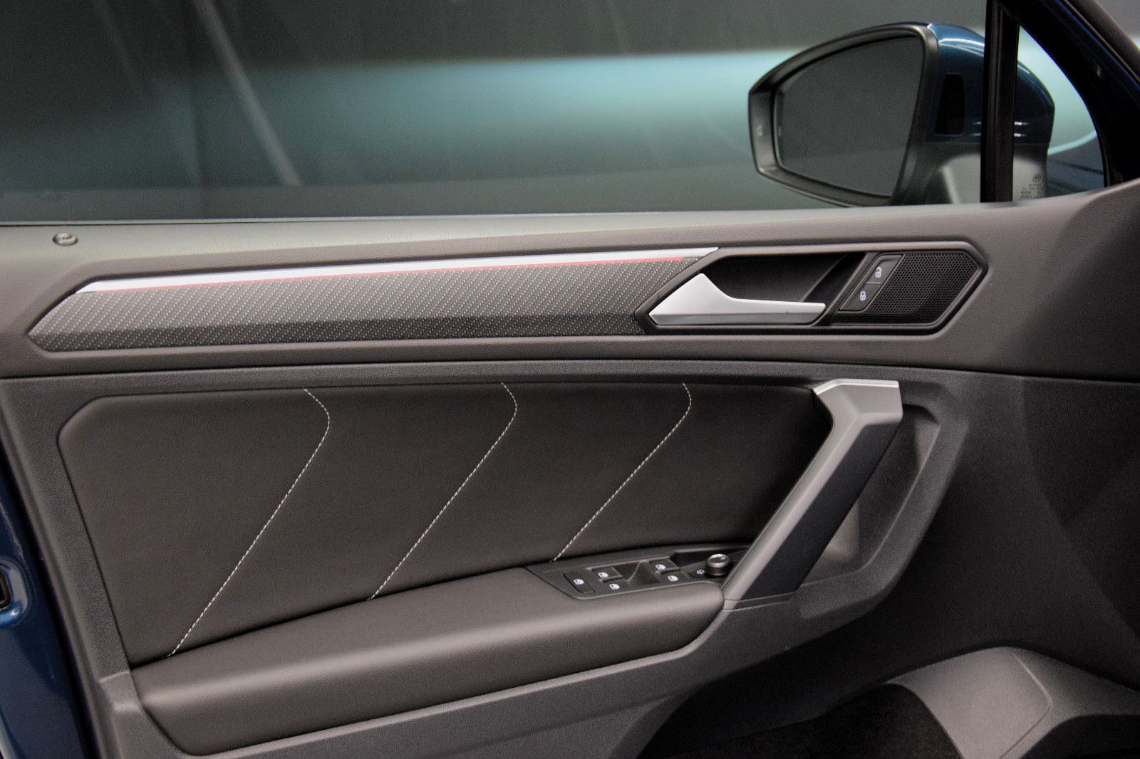 Fahrzeugabbildung Volkswagen Tiguan R-Line 4Motion IQ.Light ACC AHK 20°Kamera