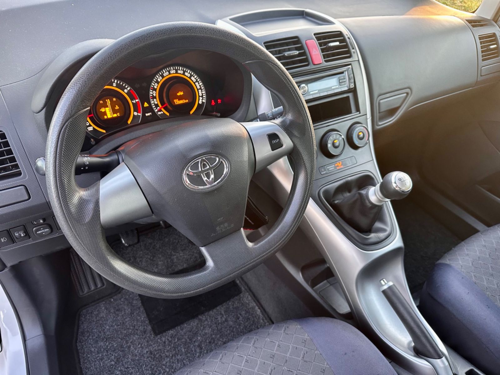 Fahrzeugabbildung Toyota Auris 1,33-l-Dual-VVT-i KLIMA EURO 5