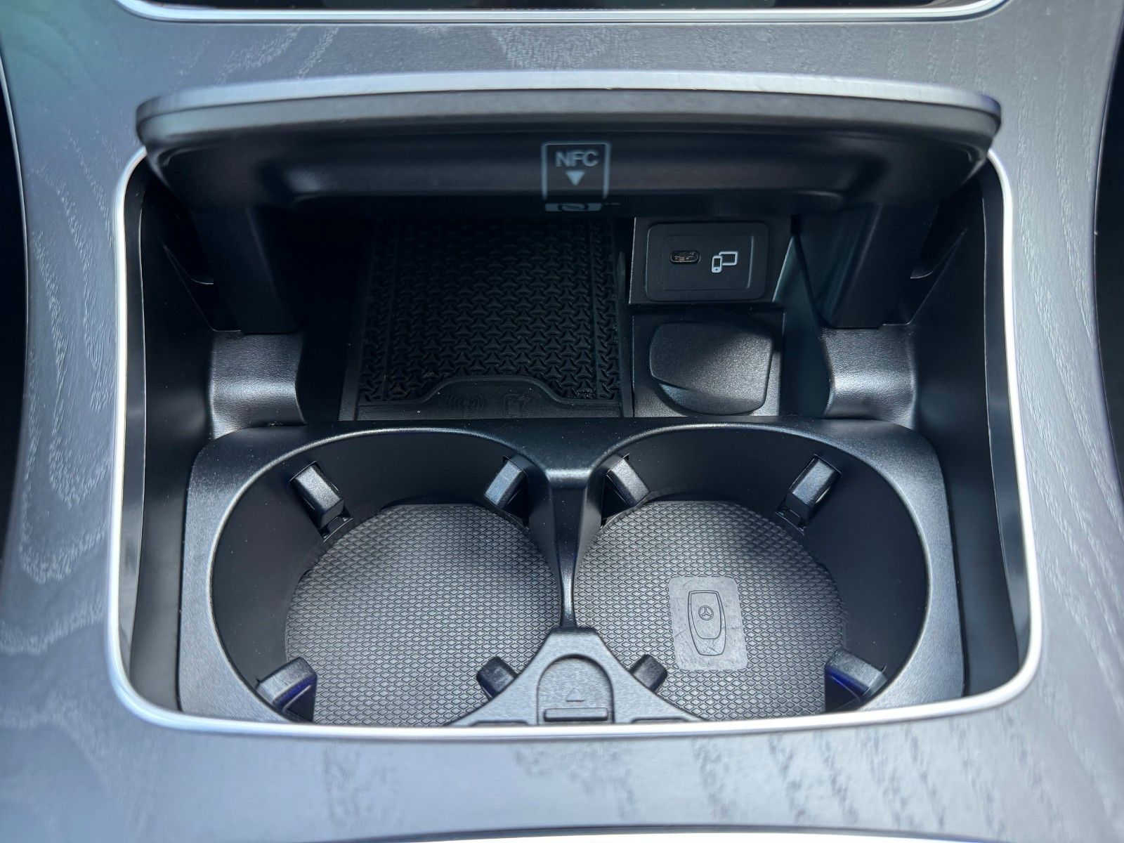 Fahrzeugabbildung Mercedes-Benz E 400d 4M AMG+Burm+Pano+AHK+Distr+Memory+Night