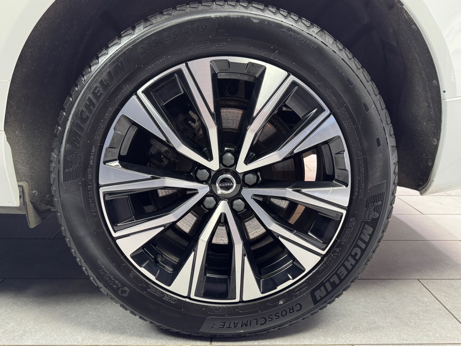 Fahrzeugabbildung Volvo XC 60 Plus Dark AWD |H/K|STDHZ|LED