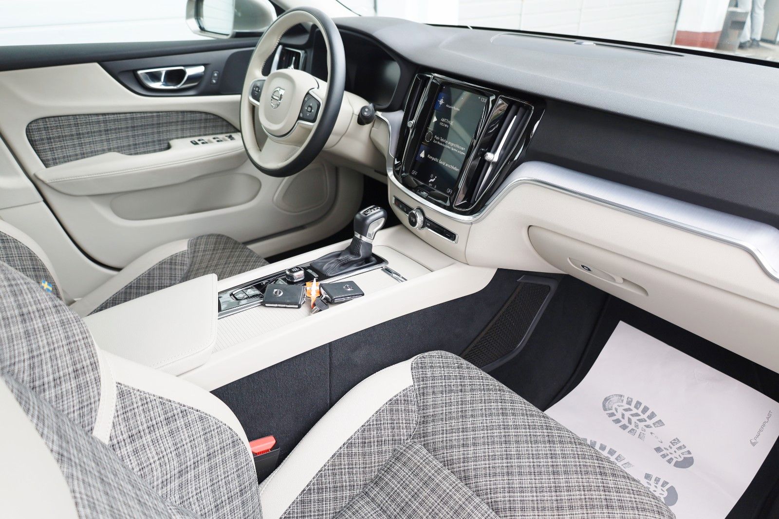 Fahrzeugabbildung Volvo V60 Kombi Momentum Pro T.Leder,Navi,LED,IntelliS