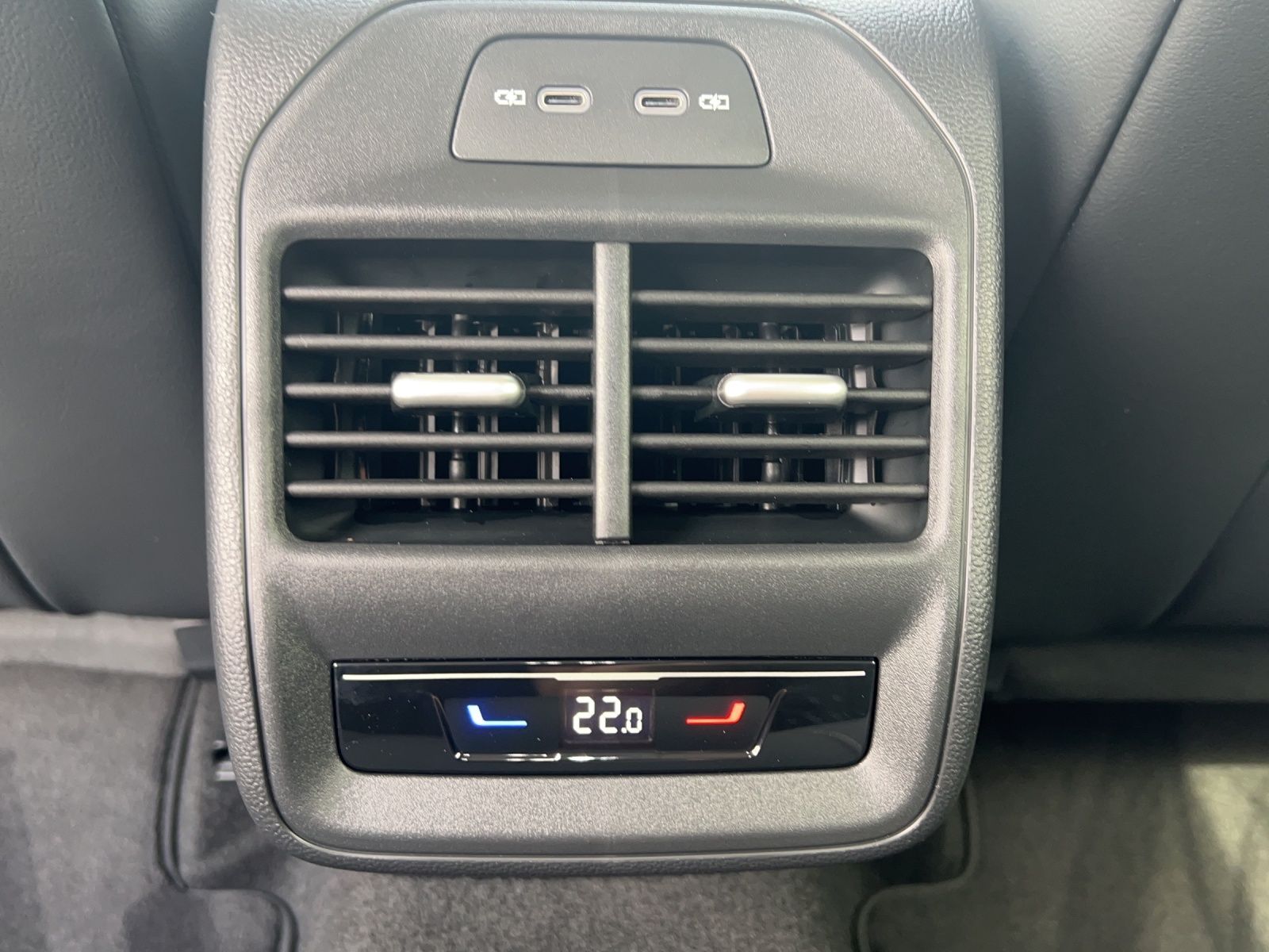 Fahrzeugabbildung Volkswagen Passat TSI Business DSG LED ACC Navi HUD AID Par