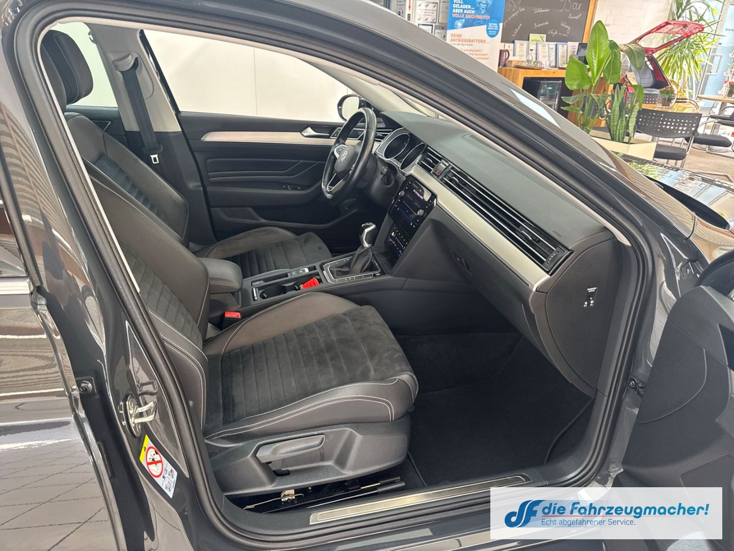 Fahrzeugabbildung Volkswagen Passat Variant Elegance 1.5 TSI BMT Start-Stopp