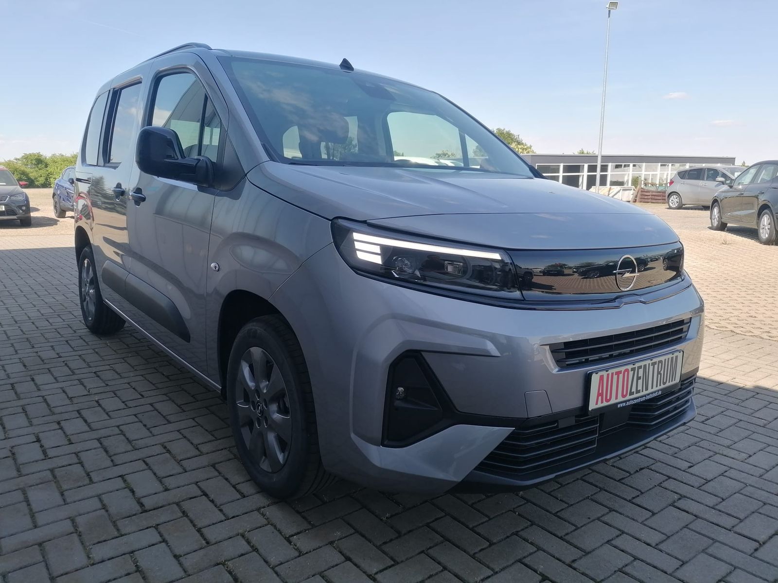 Fahrzeugabbildung Opel Combo 1.5 D PKW MATRIX-LED ALU KAMERA NAVI 10"