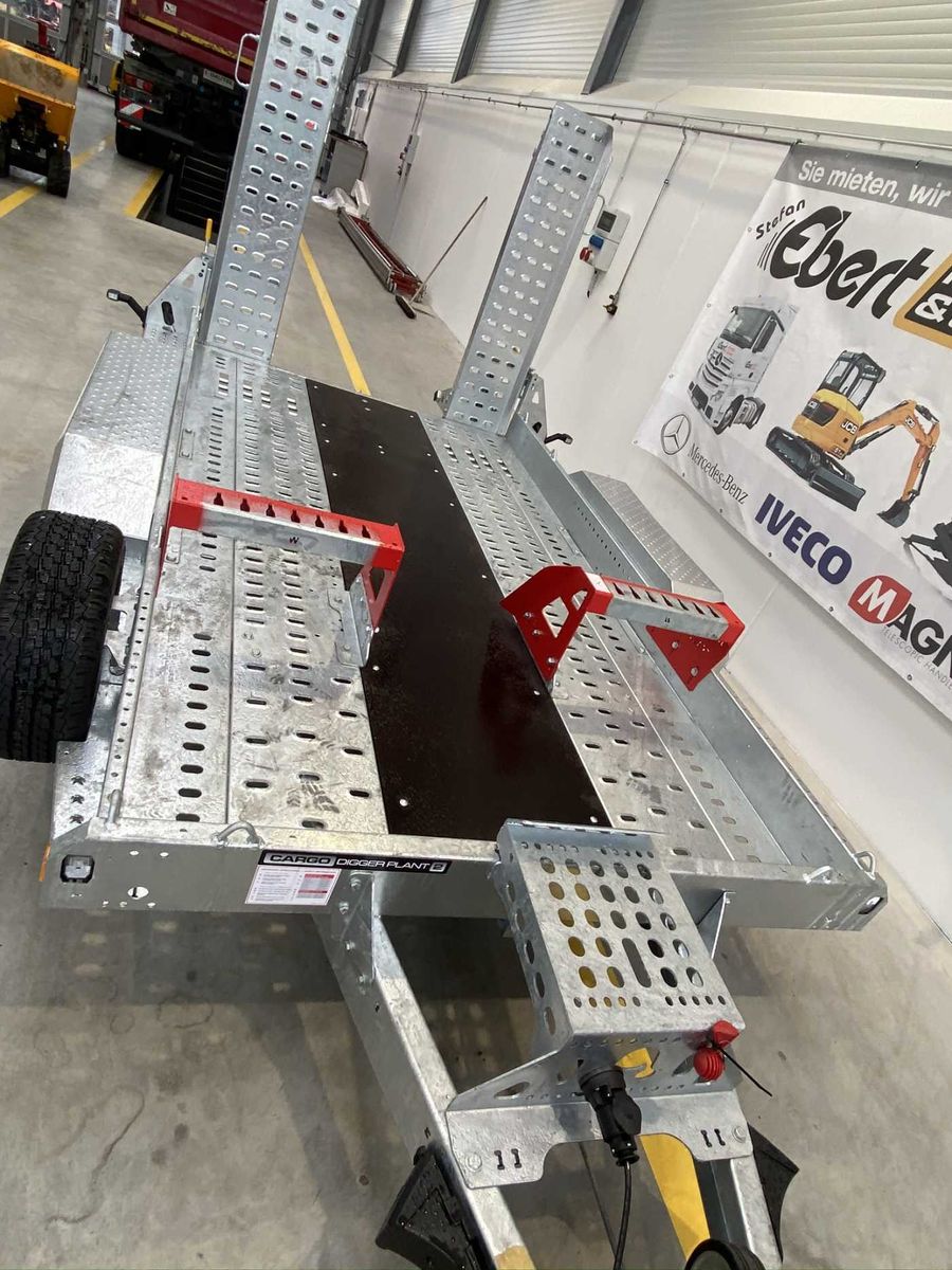 Fahrzeugabbildung Brian James Cargo Digger Plant 2 / Länge: 3.200mm  / 3.500kg