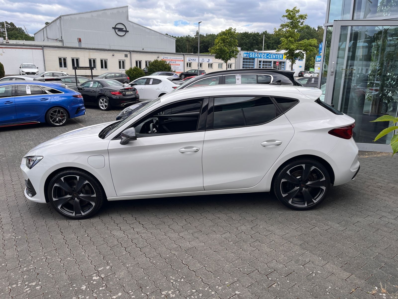 Fahrzeugabbildung CUPRA Leon VZ e-Hybrid LED ACC NAV RFK SHZ 19"