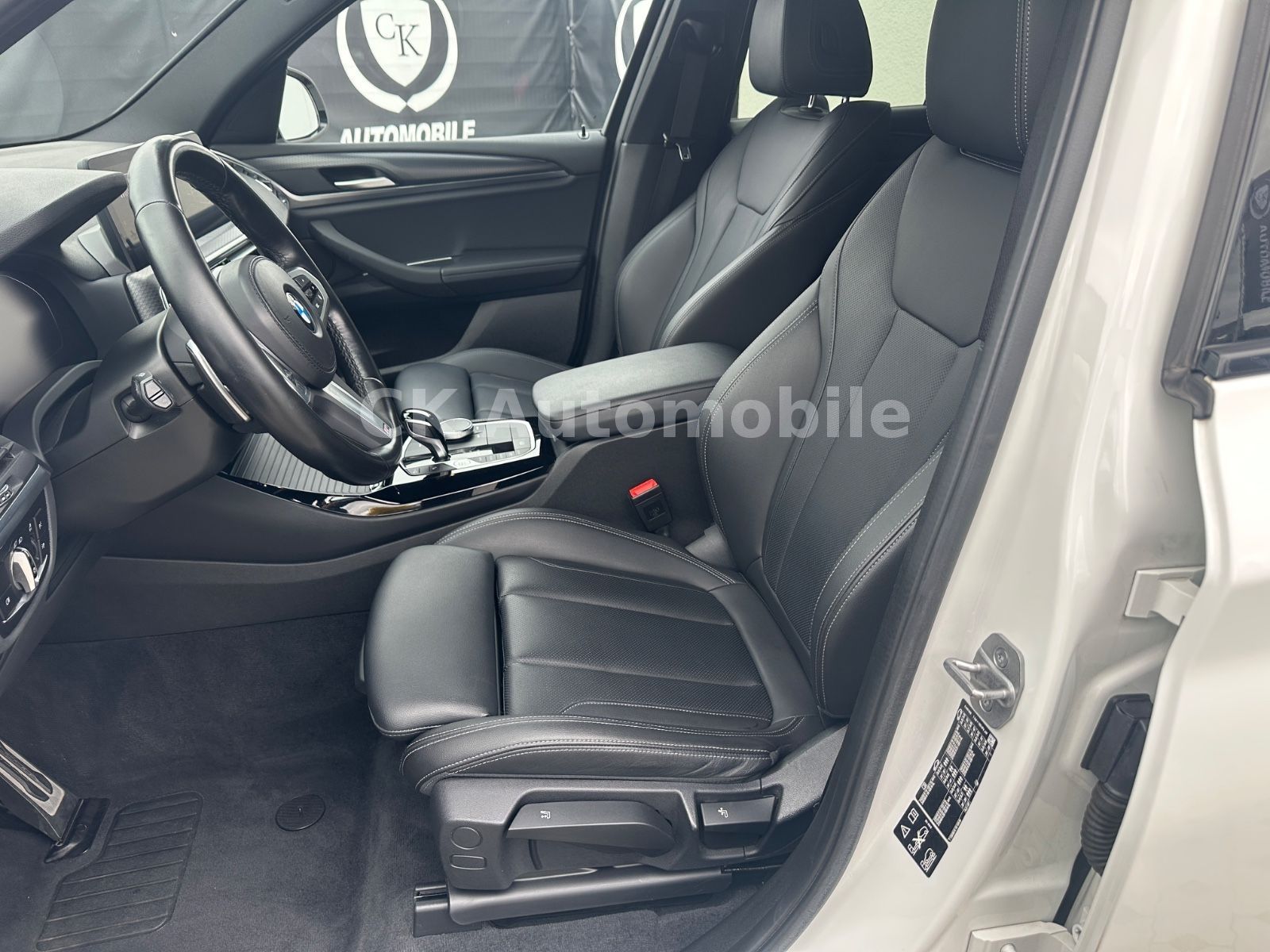 Fahrzeugabbildung BMW X3 xDrive30 i M-Sport/Shadow-Line/Navi/Kam./LED