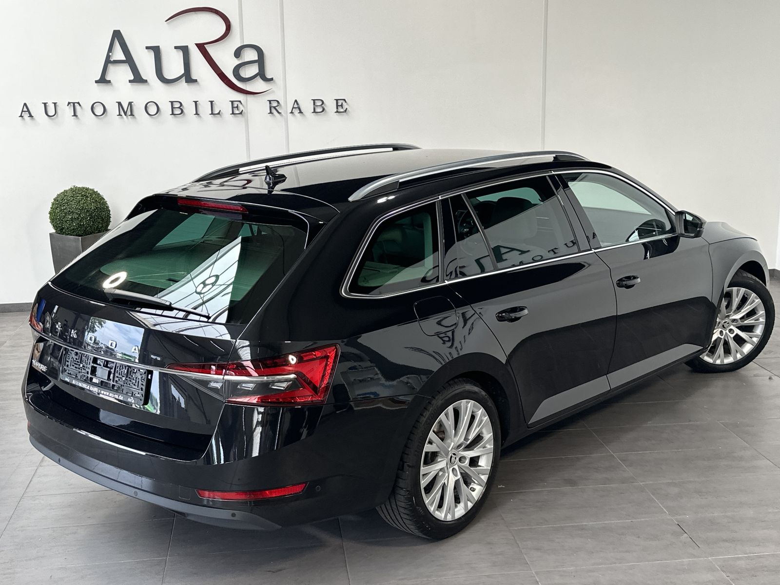 Fahrzeugabbildung SKODA Superb Combi Premium Edition NAV+LED+ACC+18ZO+VC