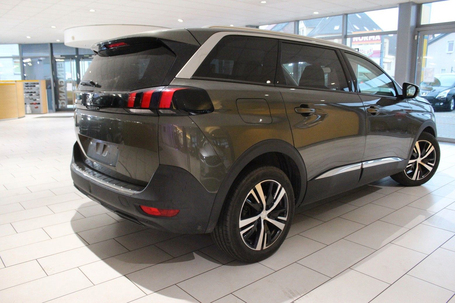 Fahrzeugabbildung Peugeot 5008 Allure 1.2T NAVI/PDC/T-LEDER/TEMPOMAT