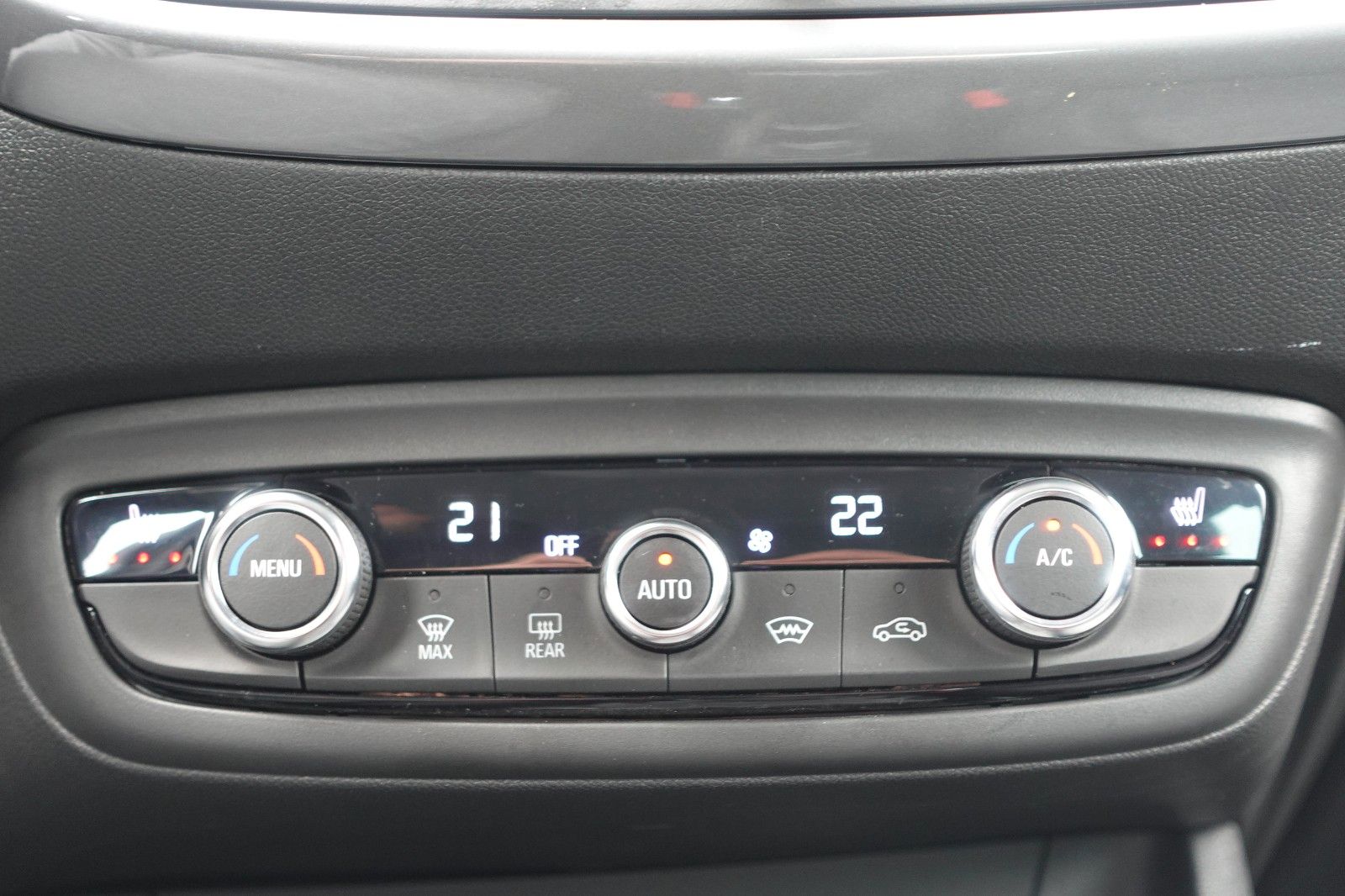 Fahrzeugabbildung Opel Crossland 1.2T Elegance Navi,Allwetter,PDC,SHZ
