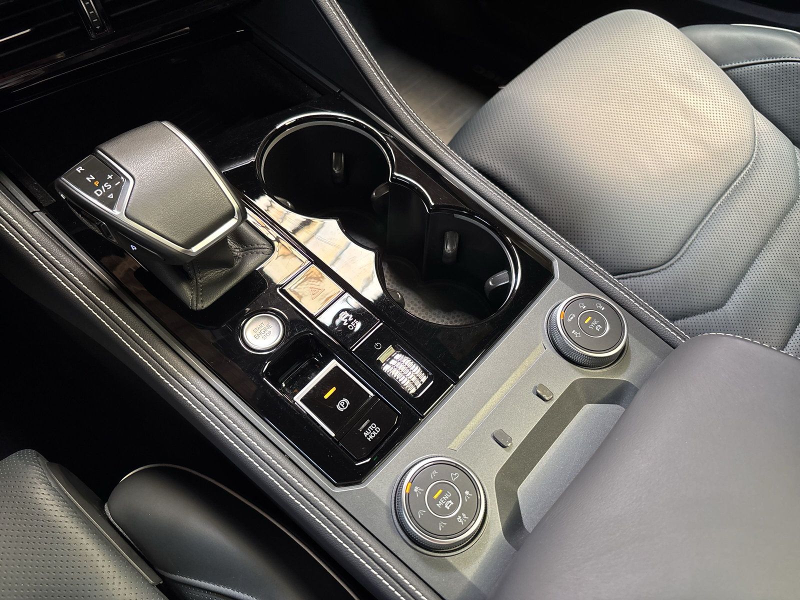Fahrzeugabbildung Volkswagen Touareg 3.0 TDI 4Mot. R-Line AHK PANO HuD Keyles