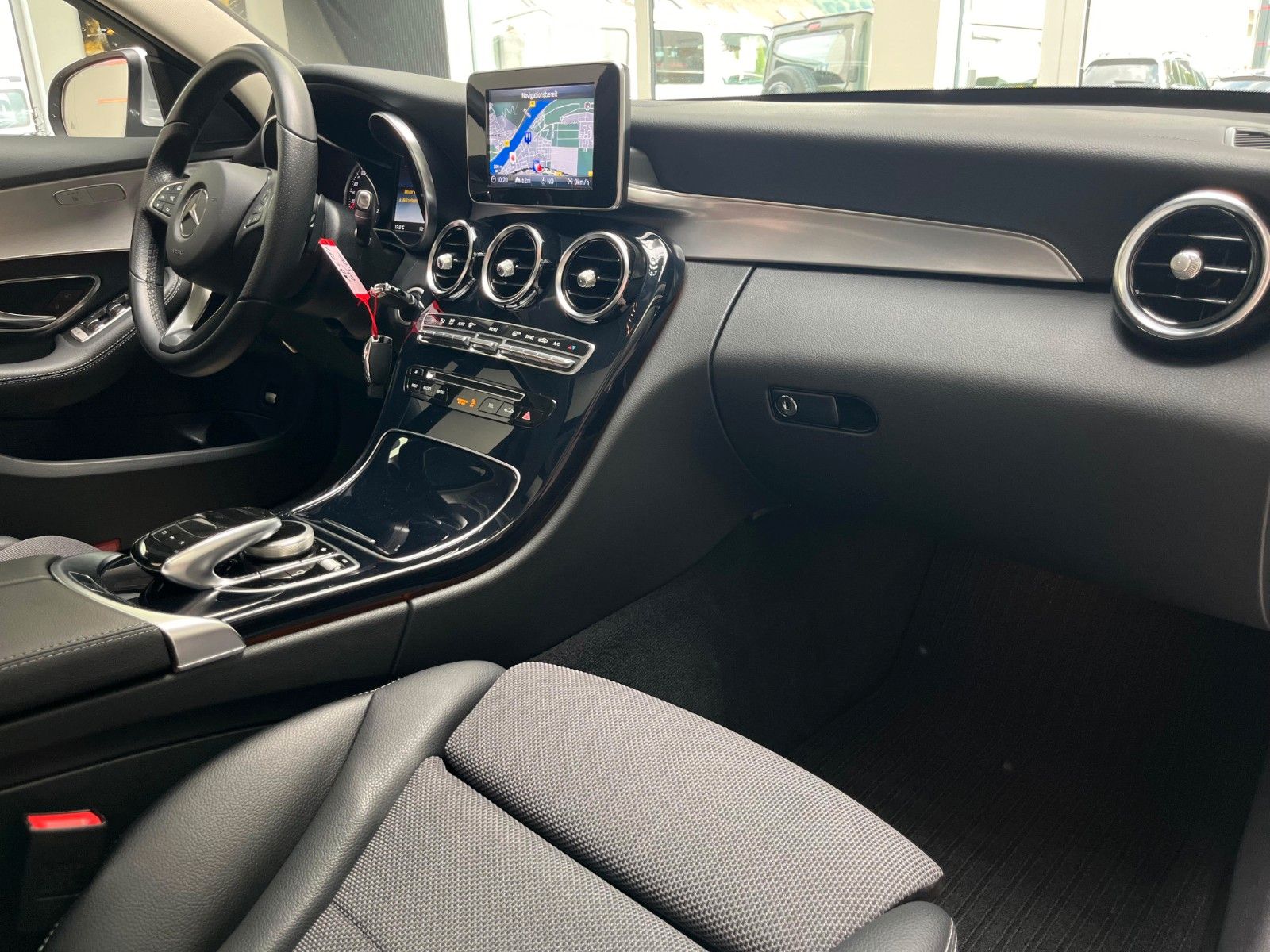 Fahrzeugabbildung Mercedes-Benz C 180 CGI Avantgarde*Schiebedach*LED*Navi*PDC*