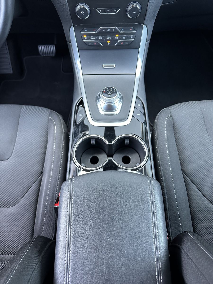Fahrzeugabbildung Ford S-MAX 2.0 EB Aut. Titanium NAV+AHK+CARPLAY+VCOCK