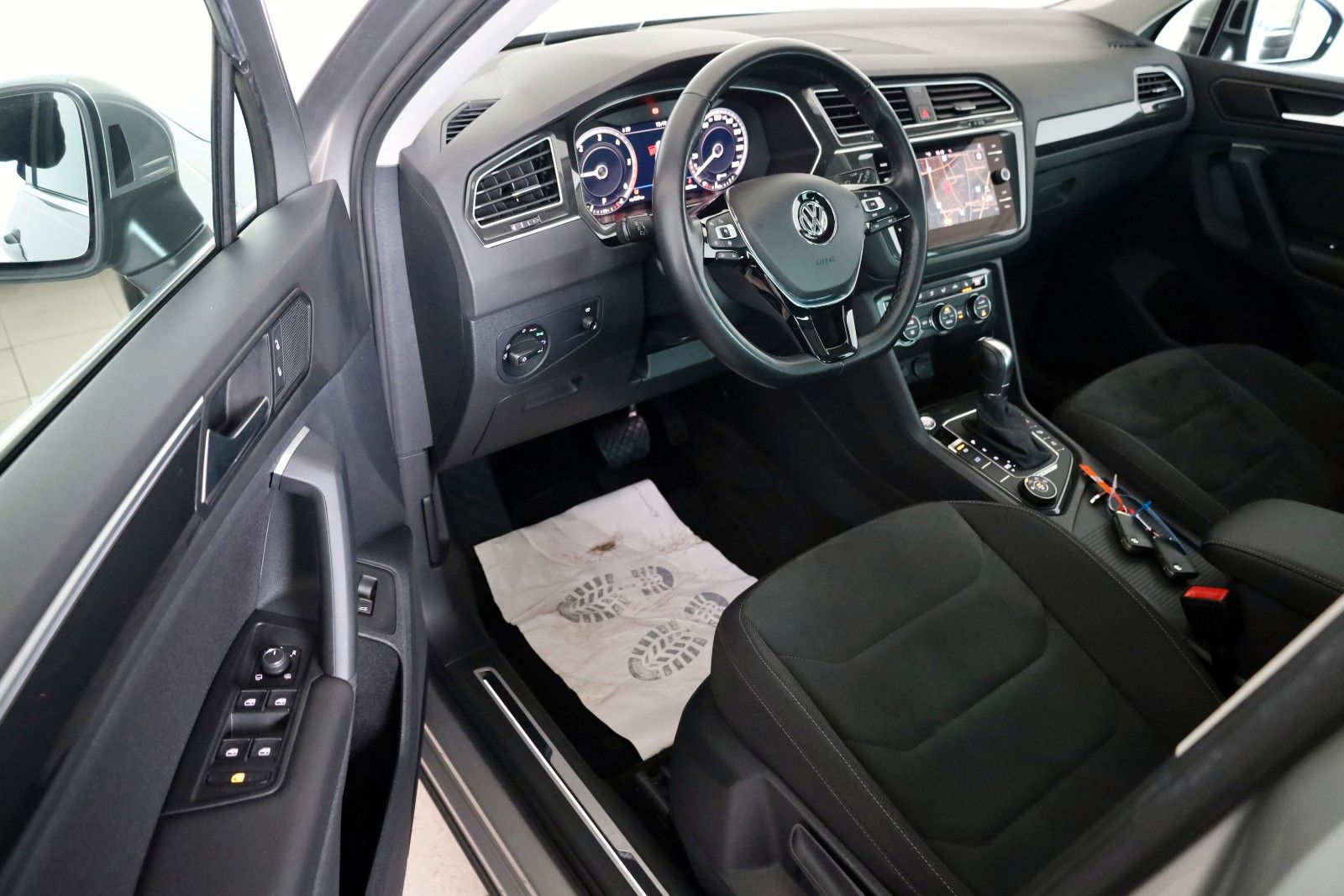 Fahrzeugabbildung Volkswagen Tiguan Highline 4M Navi,LED,PanDach,ACC,360°