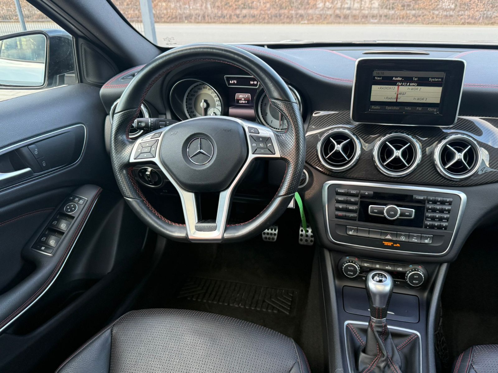 Fahrzeugabbildung Mercedes-Benz GLA 200 AMG Line PANO NAVI LEDER PDC WINTERRÄDER