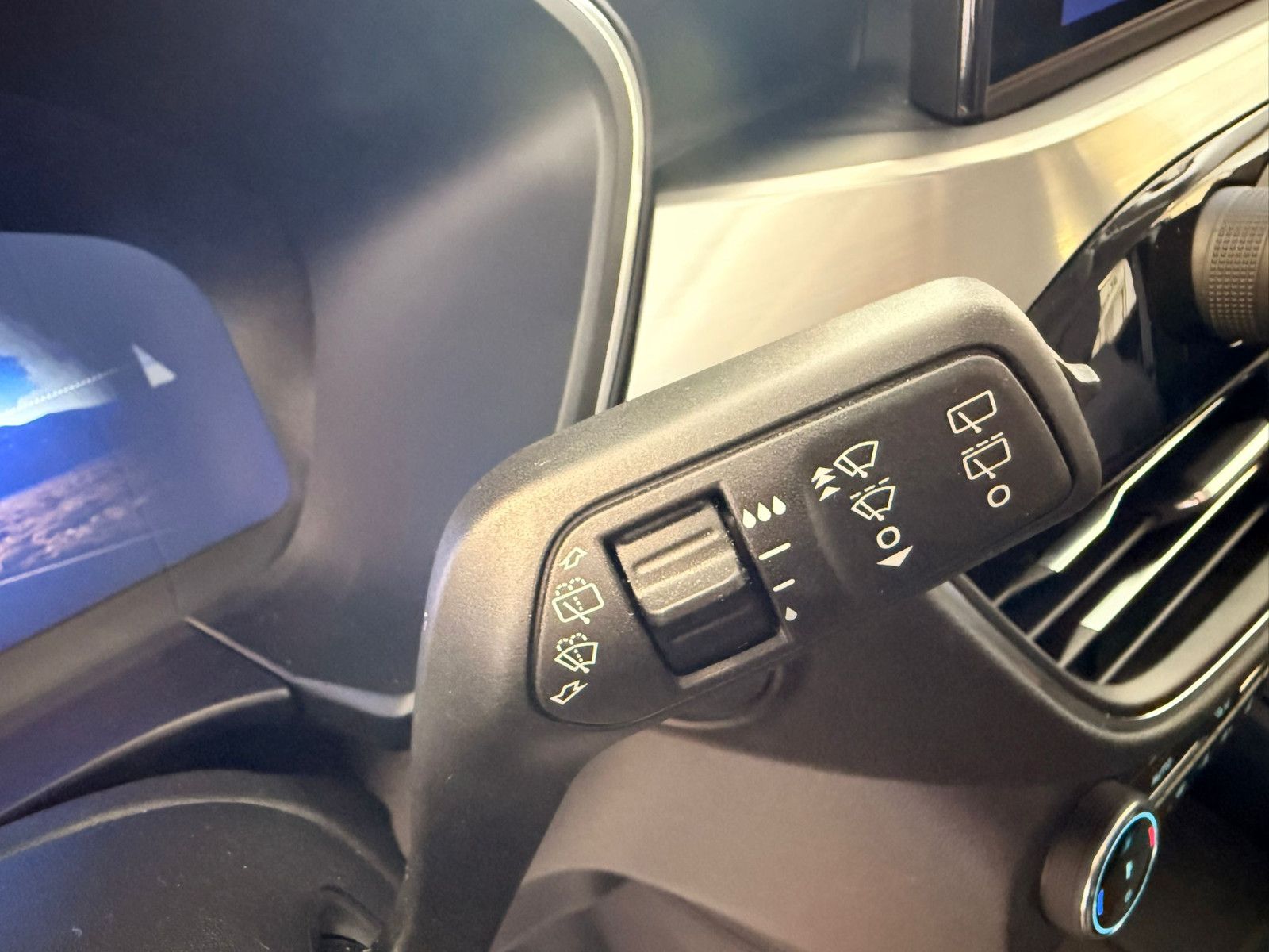 Fahrzeugabbildung Ford Kuga Titanium / NAVI / KAMERA / GEPFLEGT