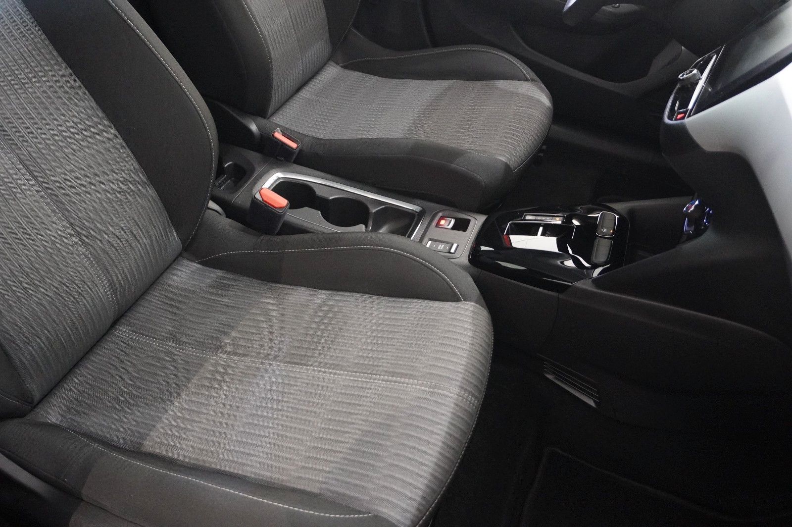 Fahrzeugabbildung Opel Corsa-e F EDITION 7KW NAVI/VIRT/DAB/TEMP/WÄRMEP
