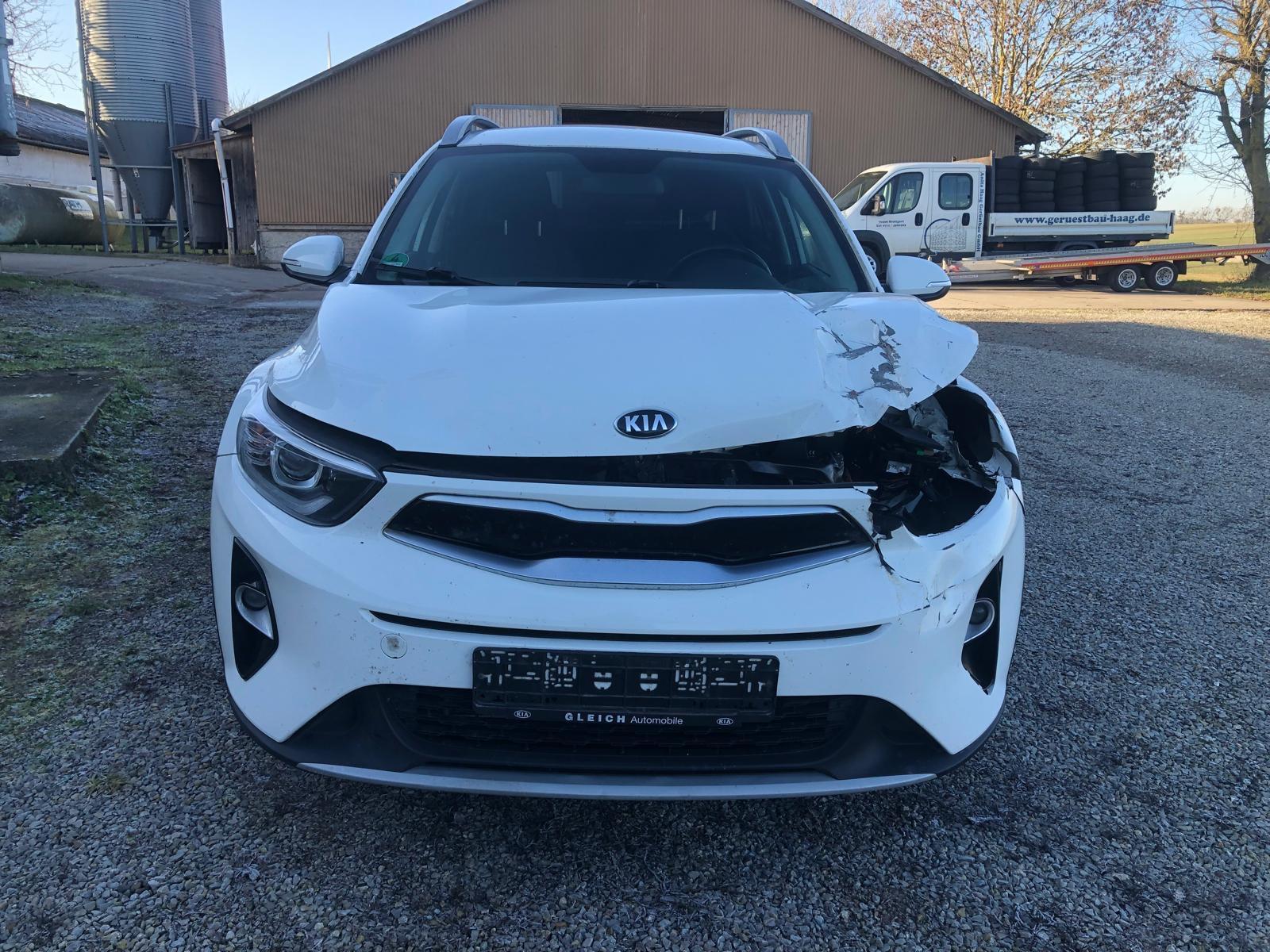 Kia Stonic Vision leichter Frontschaden, Airbags zu!