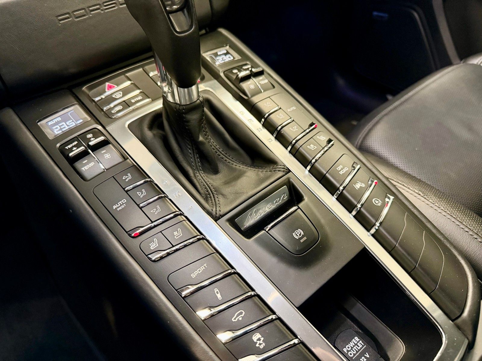 Fahrzeugabbildung Porsche Macan Turbo Luftfederung/AHK/Keyless/ACC