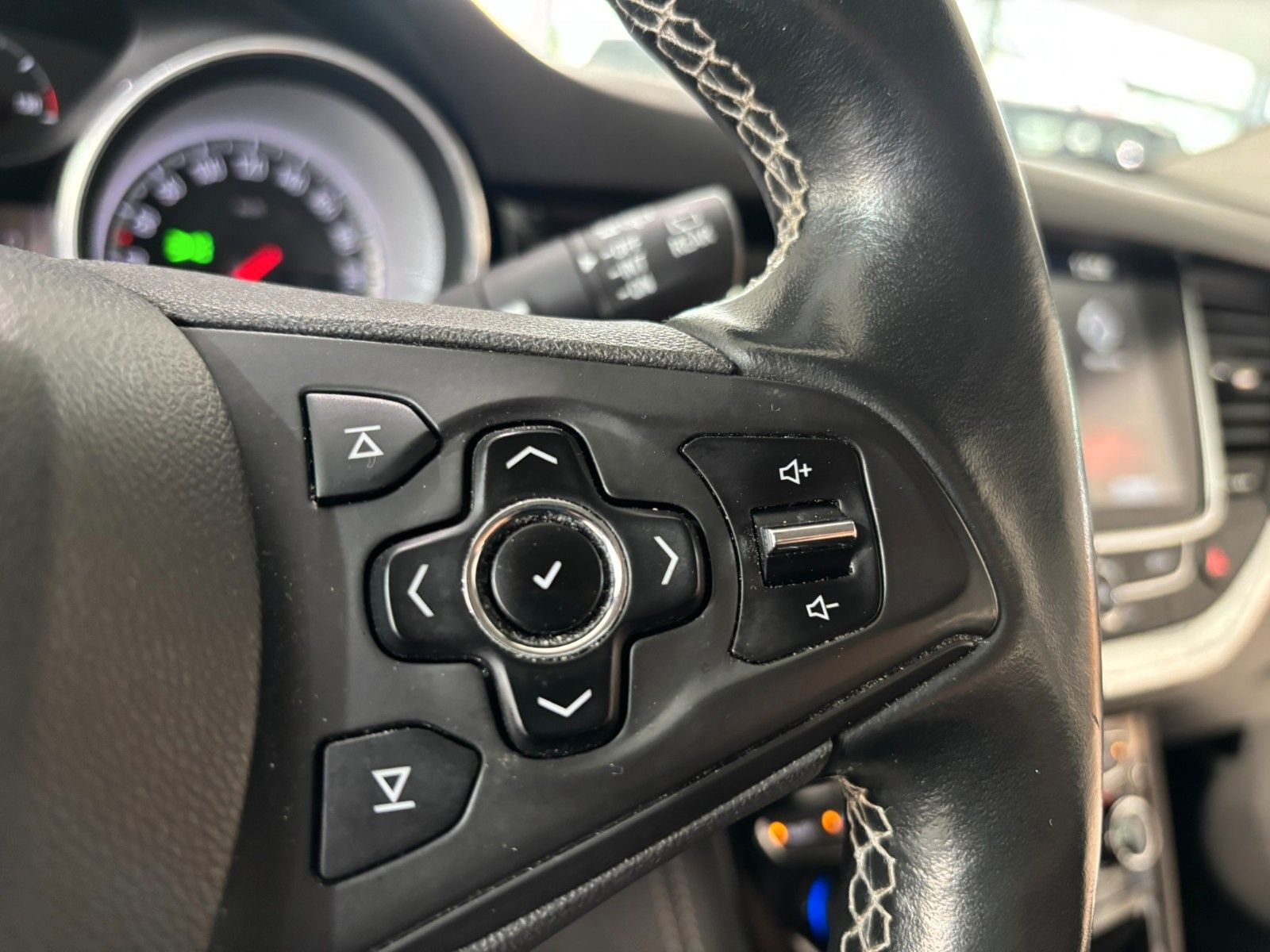 Fahrzeugabbildung Opel Astra ST 1.4T INNOVATION NAVI/KAMERA/SHZ/MATRIX