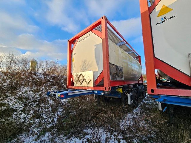 Schmitz Cargobull Tankchassis mit Tankcontainer