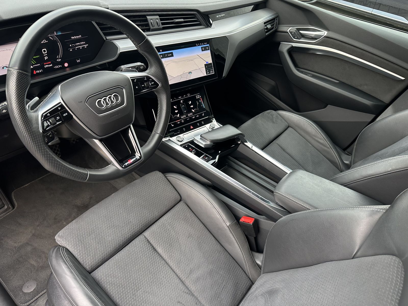 Fahrzeugabbildung Audi e-tron 55 S-Line NAV+LED+PANO+AHK+LUFTFEDERUNG