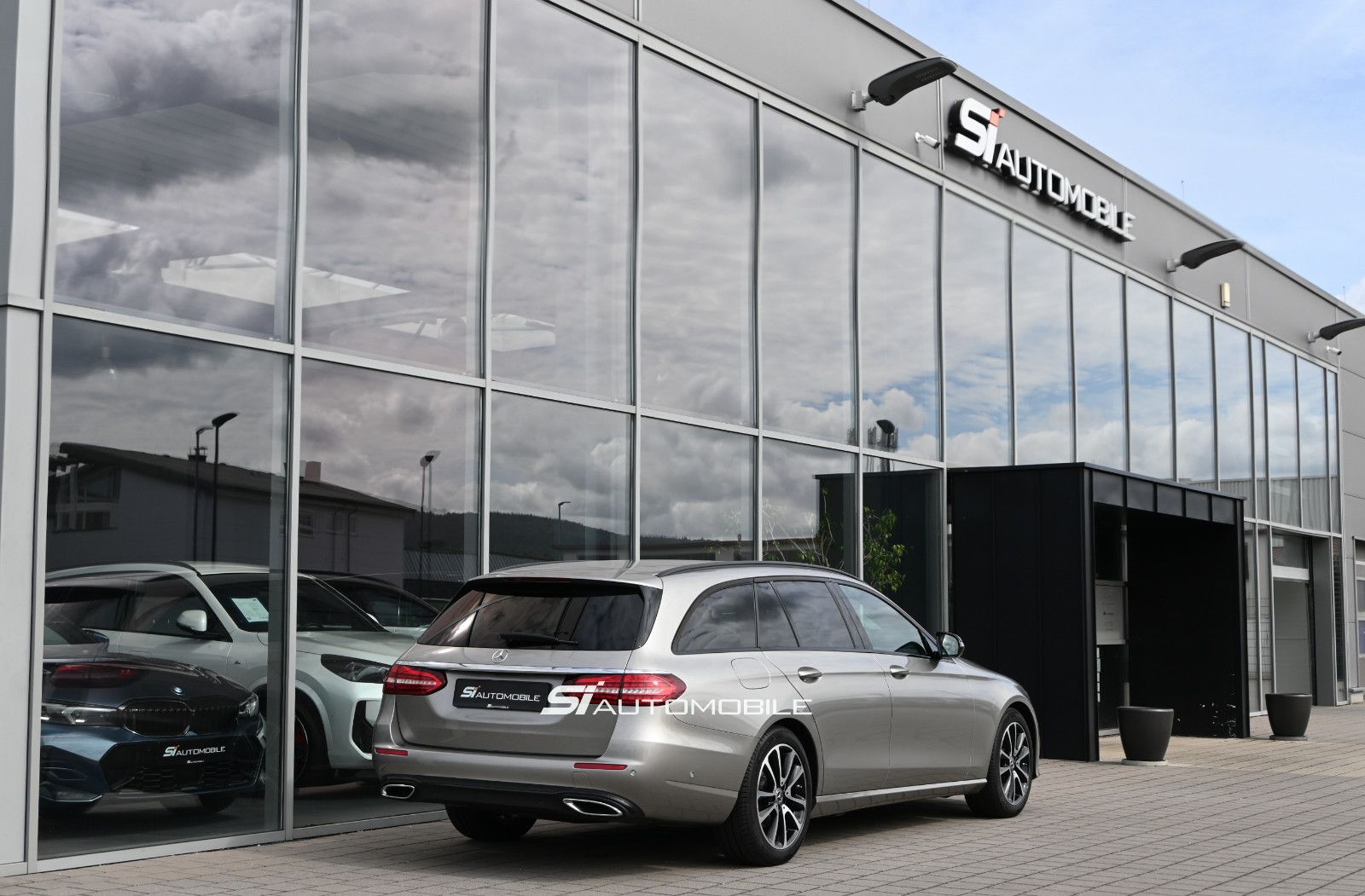 Fahrzeugabbildung Mercedes-Benz E 220 d T Avantgarde °NIGHT°AHK°STANDHZ°BURMEST°