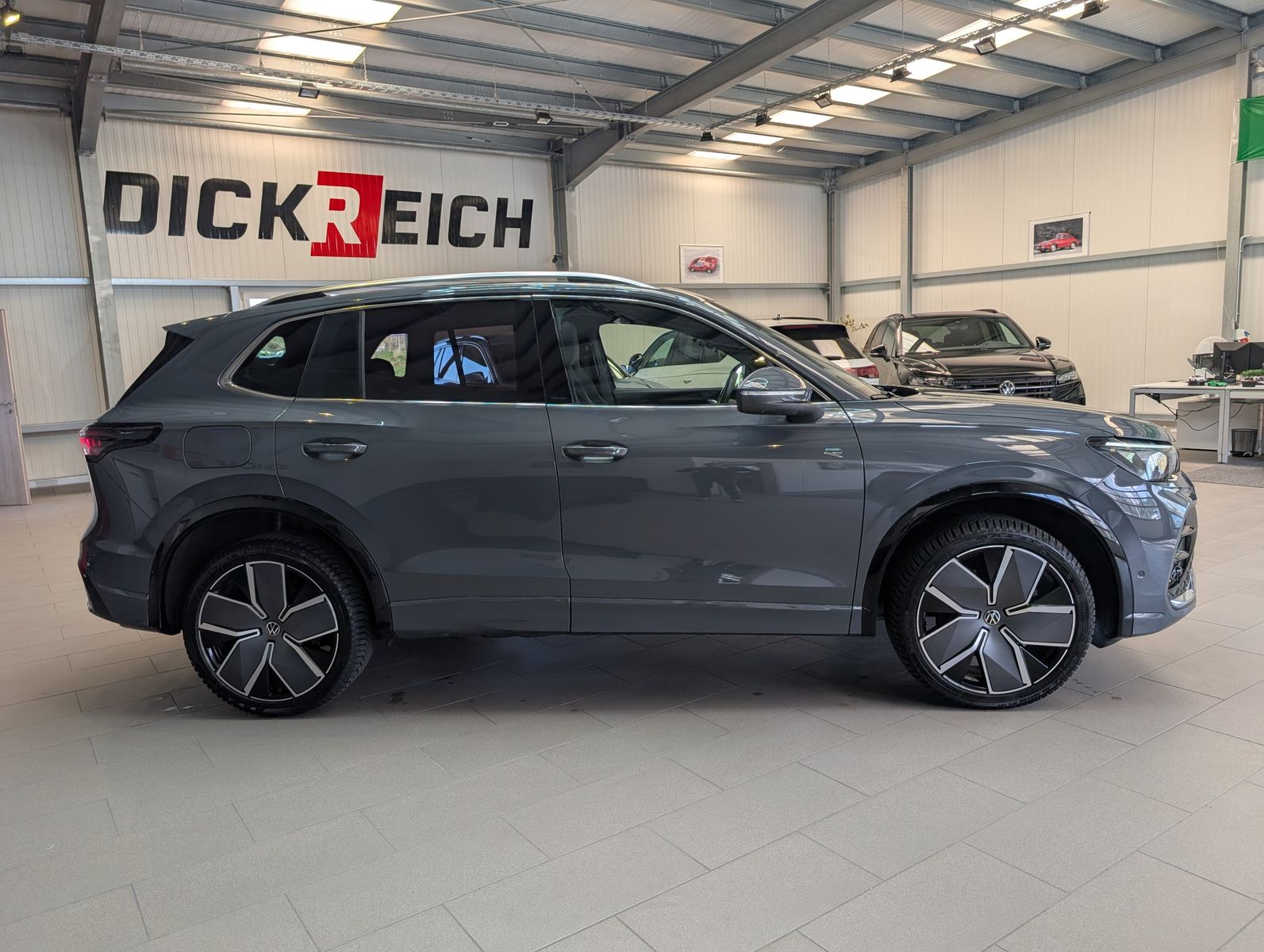 Fahrzeugabbildung Volkswagen Tiguan 2.0TDI R-Line 4M Pano H/K AHK Matrix 20"