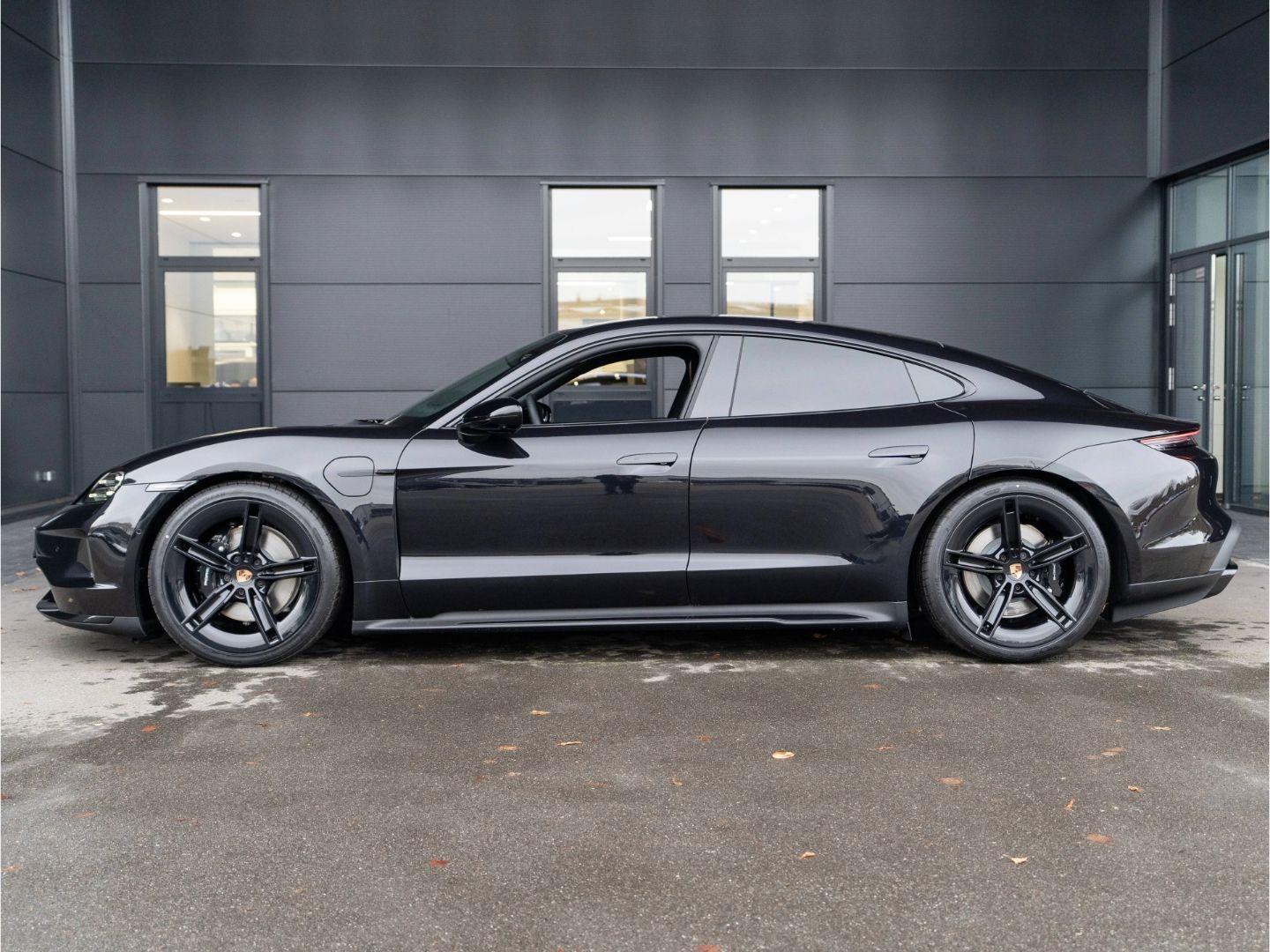 Porsche Taycan Black Edition SportDesign Chrono ACC 18-W imagem 2