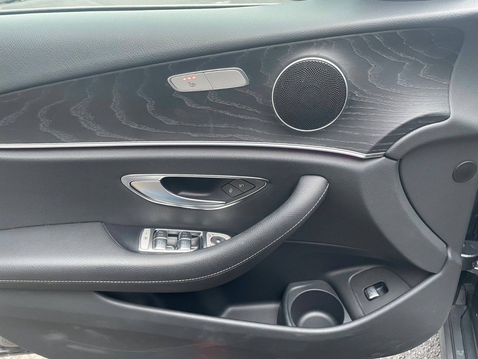 Fahrzeugabbildung Mercedes-Benz E 220 d T Pano+Ambiente+Distr+360°+Comand+DAB