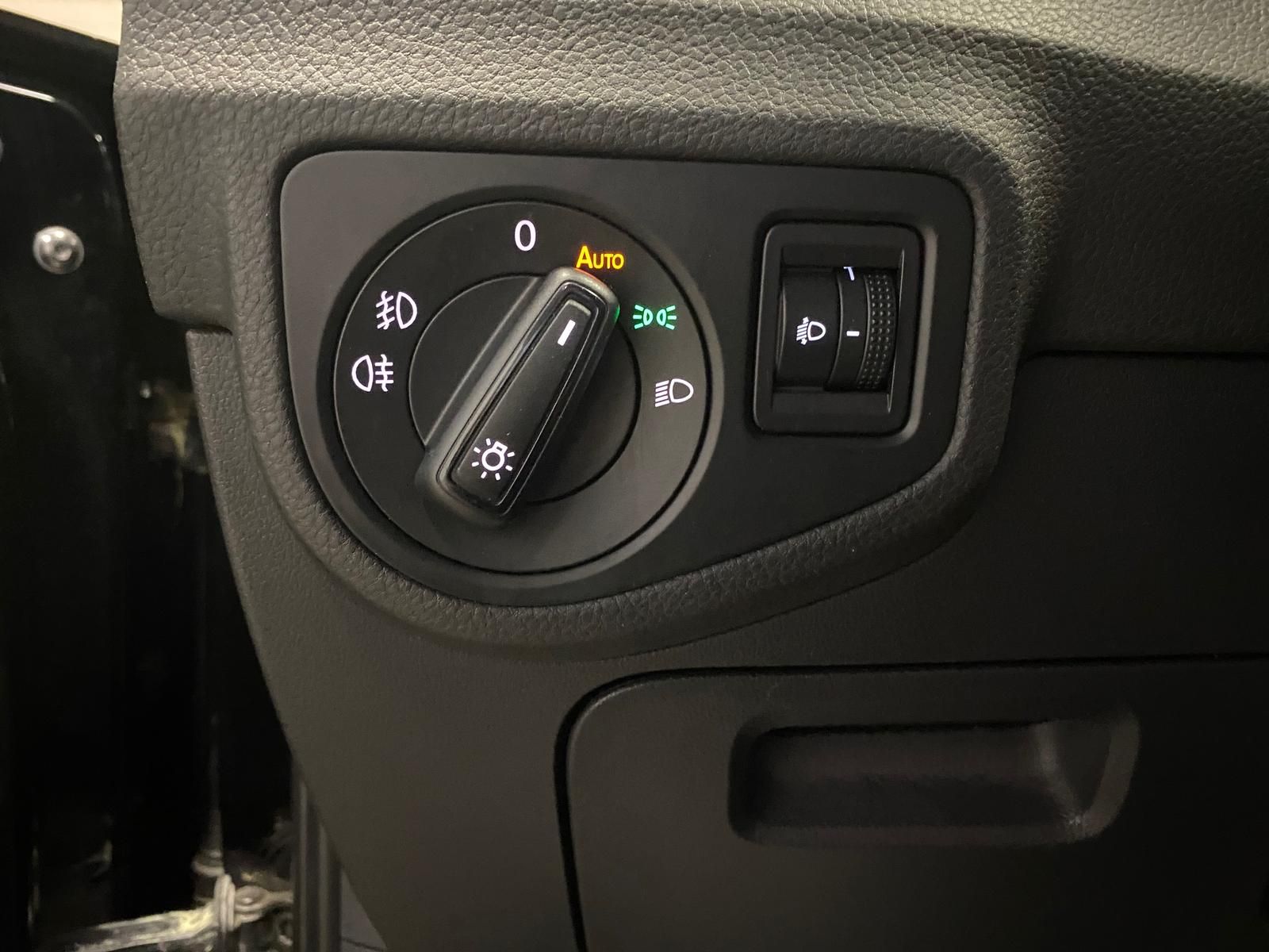 Fahrzeugabbildung Volkswagen Golf VII SPORTSVAN 1.2 TSI+ACC+SITZHEIZ+GARANTIE