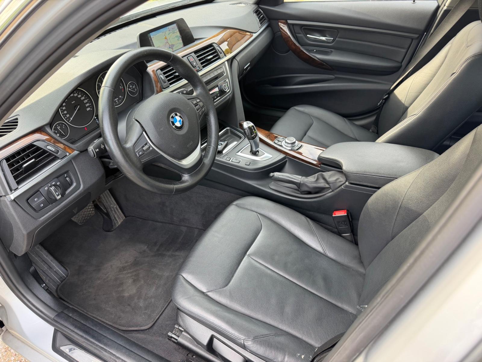 BMW 320 i Lim. Luxury Aut. *LEDER*NAVI*XEN*GSHD*KAME