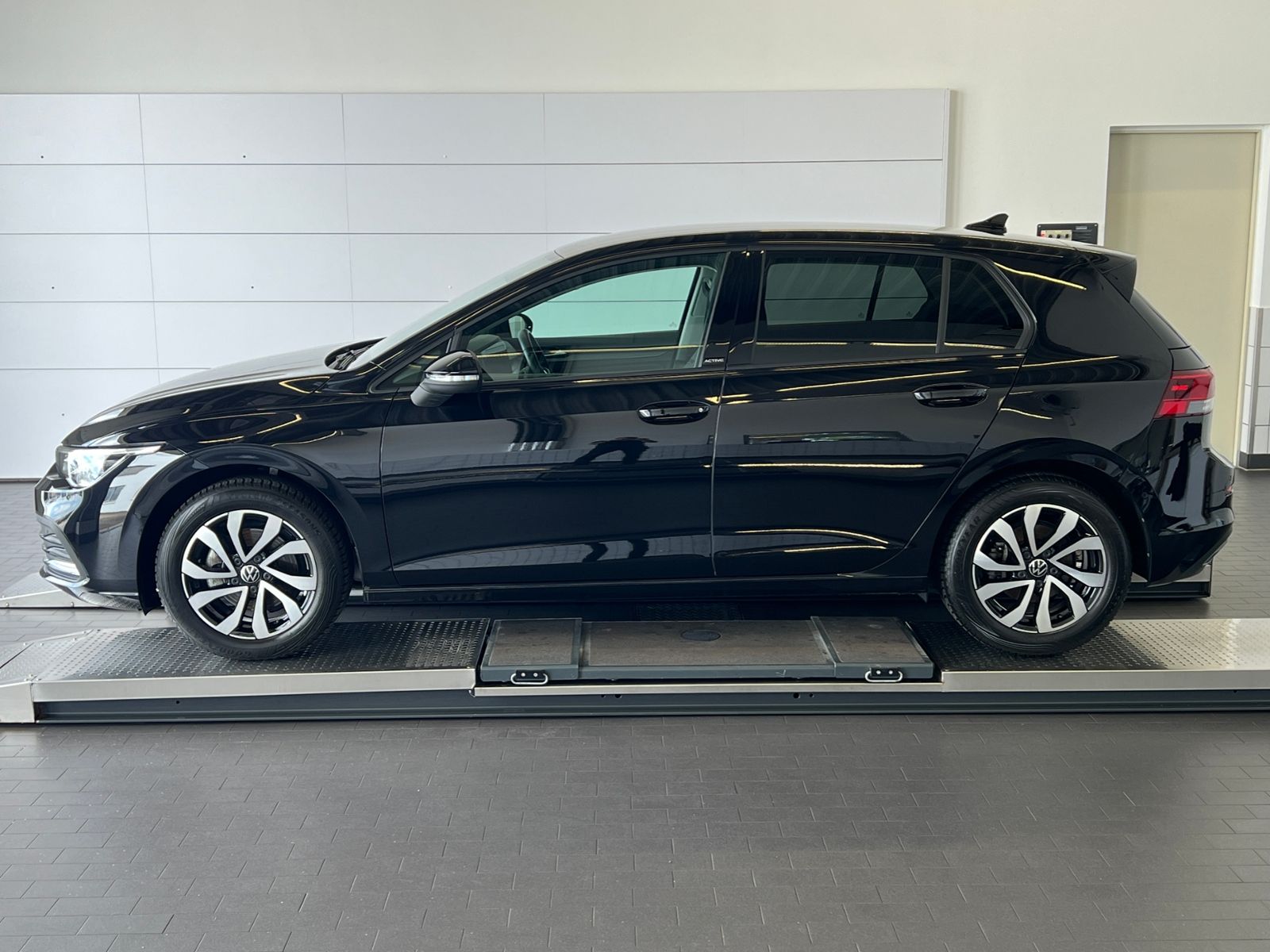 Fahrzeugabbildung Volkswagen Golf VIII Active 1.5 TSI OPF *Garantie, IQ-Drive