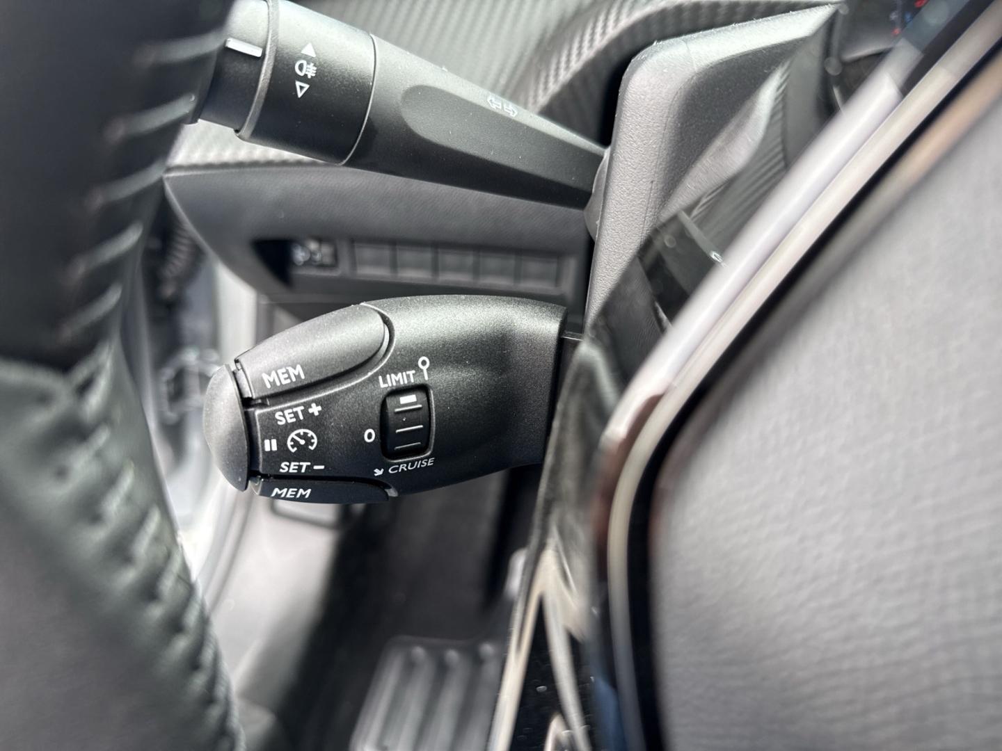 Peugeot 208 Hybrid Allure 81kW AT Sicht-Navigations-Pake